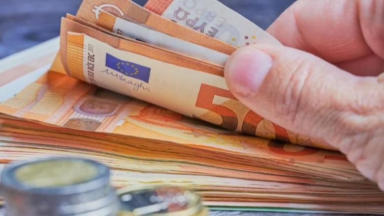 Kursi i Euros bie përsëri, prek minimum të ri historik në 95.73 lekë